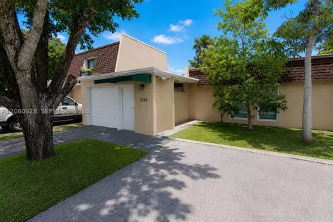 Exterior - 7334 Pepper Pike Dr, Hialeah, FL 33015 photo 5 of 5