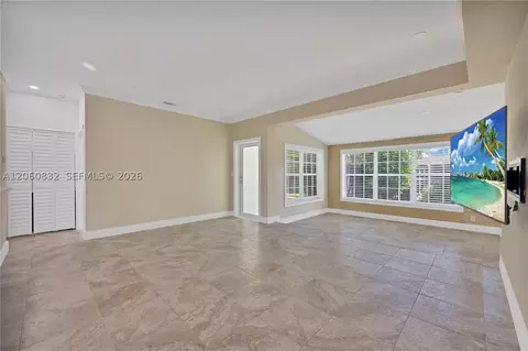 818 NE 3rd St, Hallandale Beach, FL 33009