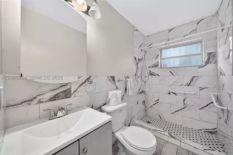Bath - 430 SE 7th Ave, Hialeah, FL 33010 photo 1 of 2