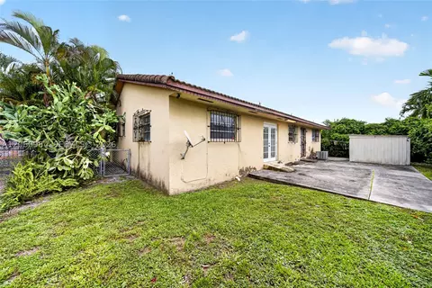 Exterior - 430 SE 7th Ave, Hialeah, FL 33010 photo 6 of 7