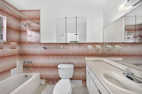 Bath - 430 SE 7th Ave, Hialeah, FL 33010 photo 2 of 2