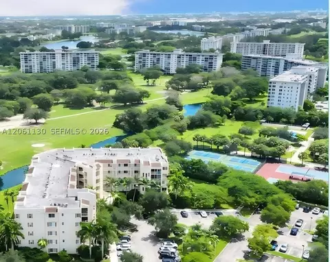 3500 Oaks Clubhouse Dr #207, Pompano Beach, FL 33069