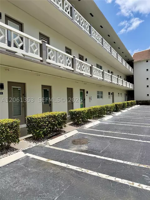 5001 NW 34th St #102, Lauderdale Lakes, FL 33319