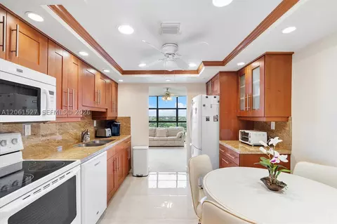 600 Parkview Dr #709, Hallandale Beach, FL 33009
