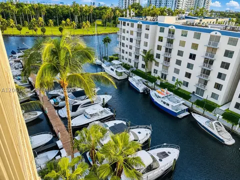 1700 NW N River Dr #805, Miami, FL 33125