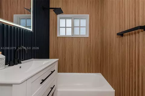 Bath - 998 W 68th St, Hialeah, FL 33014 photo 2 of 3