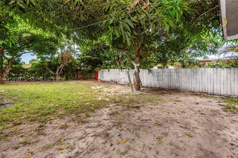Exterior - 998 W 68th St, Hialeah, FL 33014 photo 1 of 3