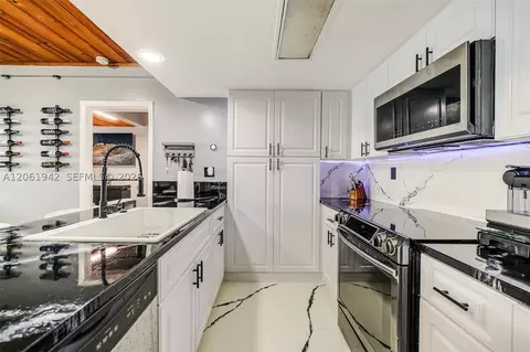 Kitchen - 6402 Windmill Gate Rd, Miami Lakes, FL 33014 photo 3 of 5