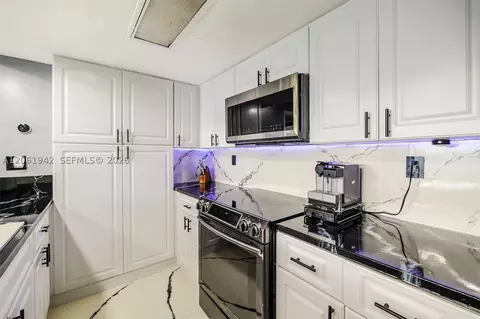 Kitchen - 6402 Windmill Gate Rd, Miami Lakes, FL 33014 photo 5 of 5