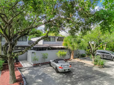 Exterior - 6402 Windmill Gate Rd, Miami Lakes, FL 33014 photo 8 of 12