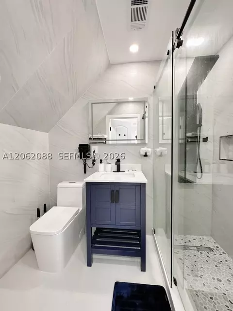 Bath - 850 E 105th Street Ocean E, Marathon, FL 33050 photo 1 of 8