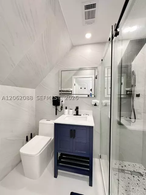 Bath - 850 E 105th Street Ocean E, Marathon, FL 33050 photo 3 of 8