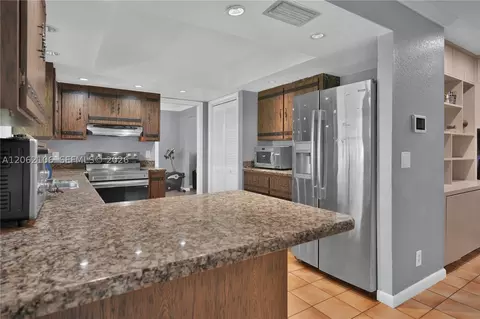 Kitchen - 2587 E Rd, Loxahatchee, FL 33470 photo 3 of 4