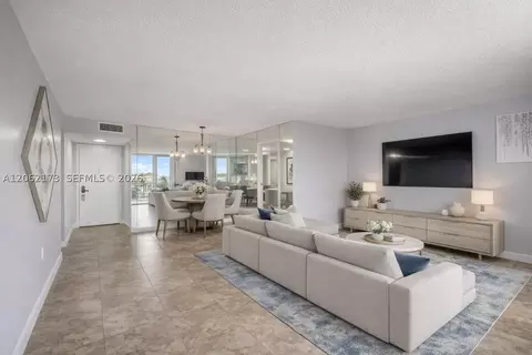 2750 NE 183rd St #304, Aventura, FL 33160