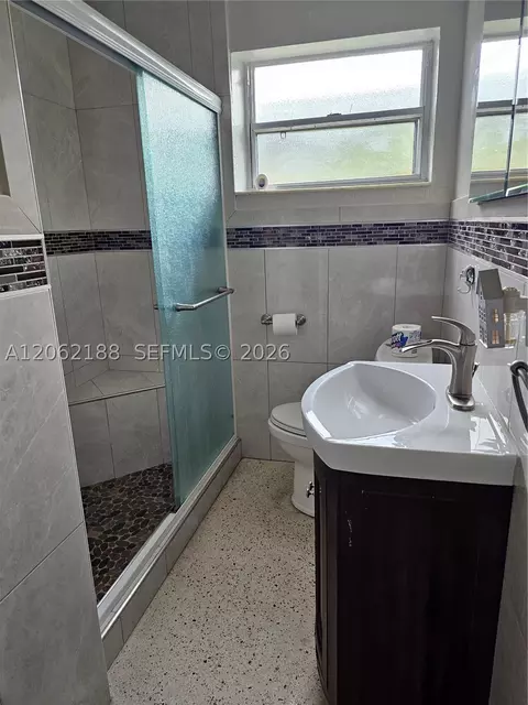 Bath - 648 E 28th St, Hialeah, FL 33013 photo 4 of 4