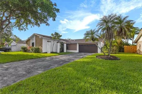 11905 Sailboat Dr, Hollywood, FL 33026