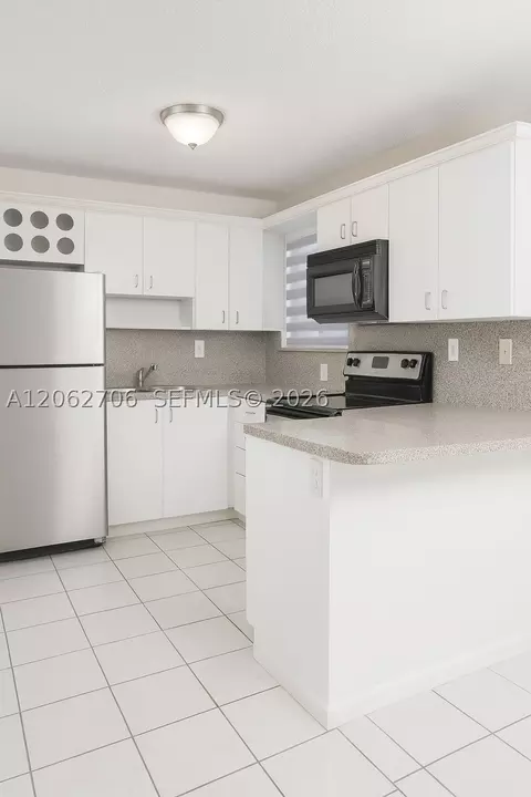8170 NW 10th St #2, Miami, FL 33126