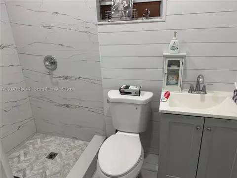 Bath - 562 E 44th St, Hialeah, FL 33013 photo 3 of 4