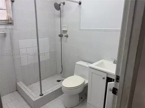 Bath - 562 E 44th St, Hialeah, FL 33013 photo 4 of 4