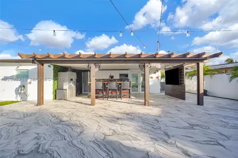 Exterior - 831 E 10th Pl, Hialeah, FL 33010 photo 14 of 28