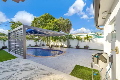 Exterior - 831 E 10th Pl, Hialeah, FL 33010 photo 15 of 28