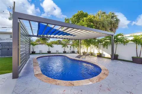 Exterior - 831 E 10th Pl, Hialeah, FL 33010 photo 16 of 28