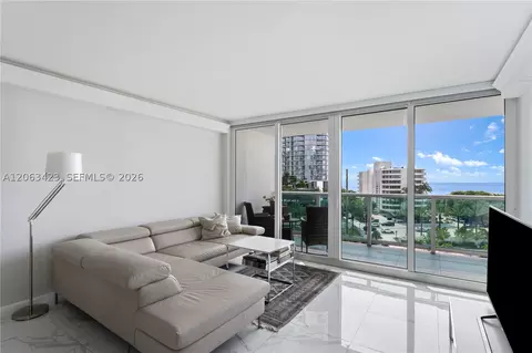 100 Bayview Dr #709, Sunny Isles Beach, FL 33160