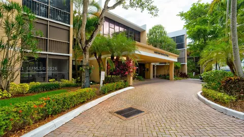 16325 Golf Club Rd #101, Weston, FL 33326