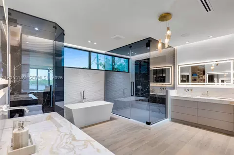 Bath - 39 Mutiny Pl, Key Largo, FL 33037 photo 1 of 10