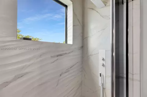 Bath - 39 Mutiny Pl, Key Largo, FL 33037 photo 10 of 10
