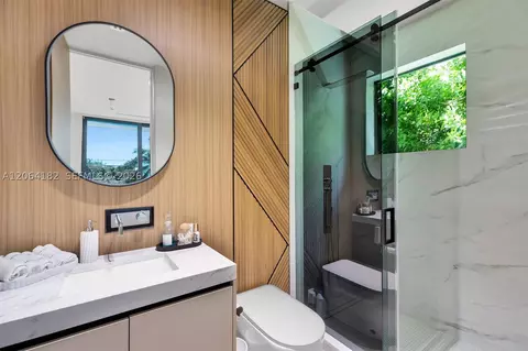 Bath - 39 Mutiny Pl, Key Largo, FL 33037 photo 6 of 10