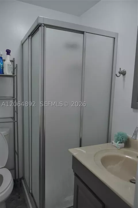 Bath - 4035 E 2nd Ave, Hialeah, FL 33013 photo 6 of 7