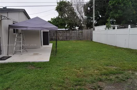 Exterior - 4035 E 2nd Ave, Hialeah, FL 33013 photo 3 of 7