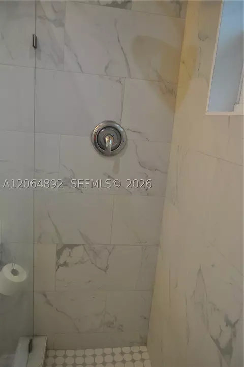 Bath - 4035 E 2nd Ave, Hialeah, FL 33013 photo 5 of 7