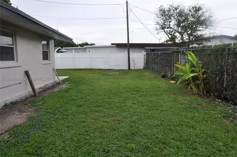 Exterior - 4035 E 2nd Ave, Hialeah, FL 33013 photo 5 of 7