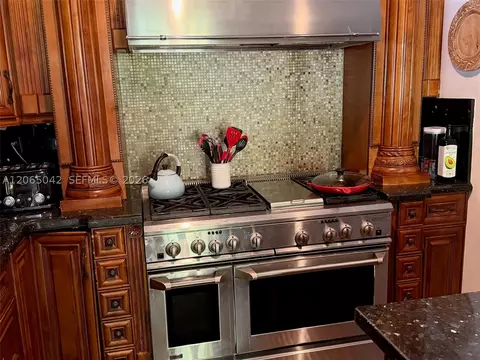 Kitchen - 15901 NW 83rd Pl, Miami Lakes, FL 33016 photo 2 of 2
