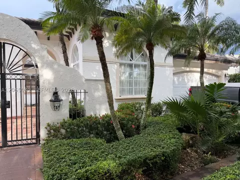 Exterior - 15901 NW 83rd Pl, Miami Lakes, FL 33016 photo 3 of 3