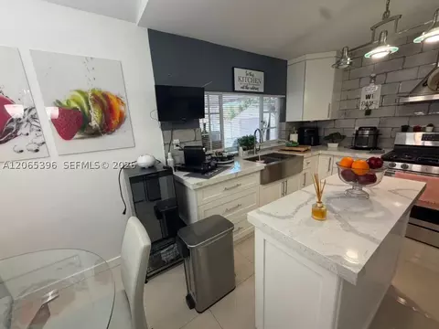 Kitchen - 19631 NW 57th Pl, Hialeah, FL 33015 photo 1 of 4
