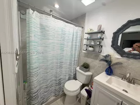 Bath - 19631 NW 57th Pl, Hialeah, FL 33015 photo 3 of 5