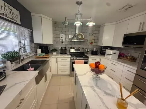 Kitchen - 19631 NW 57th Pl, Hialeah, FL 33015 photo 3 of 4