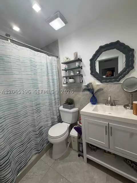 Bath - 19631 NW 57th Pl, Hialeah, FL 33015 photo 4 of 5