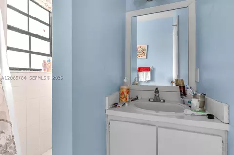 Bath - 6231 SW 138th Ct, Miami, FL 33183 photo 4 of 4