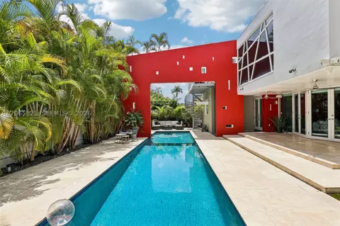 Exterior - 16581 NW 84th Ave, Miami Lakes, FL 33016 photo 9 of 11