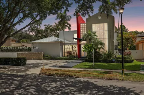 Exterior - 16581 NW 84th Ave, Miami Lakes, FL 33016 photo 2 of 11