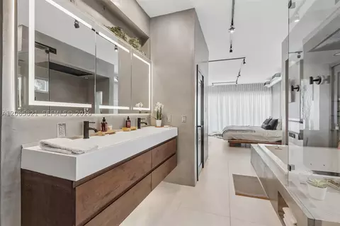 Bath - 16581 NW 84th Ave, Miami Lakes, FL 33016 photo 2 of 6