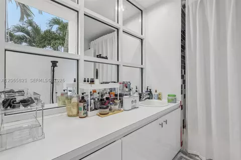 Bath - 16581 NW 84th Ave, Miami Lakes, FL 33016 photo 6 of 6