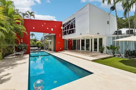 Exterior - 16581 NW 84th Ave, Miami Lakes, FL 33016 photo 5 of 11