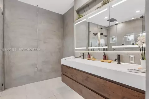 Bath - 16581 NW 84th Ave, Miami Lakes, FL 33016 photo 1 of 6