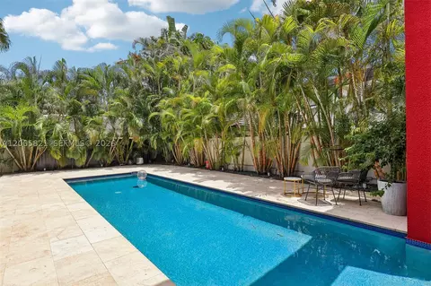 Exterior - 16581 NW 84th Ave, Miami Lakes, FL 33016 photo 10 of 11
