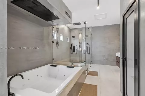 Bath - 16581 NW 84th Ave, Miami Lakes, FL 33016 photo 3 of 6